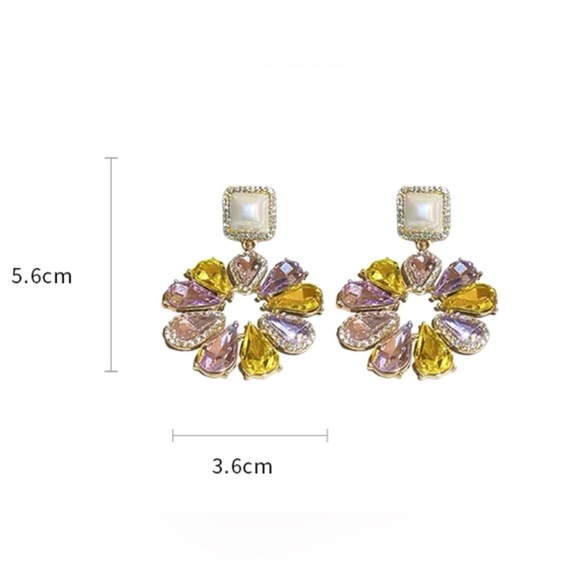 🆕Sadia crystal floral design earrings for pierced ears. Multicolor stones. 🌼🌼 - Picture 3 of 3